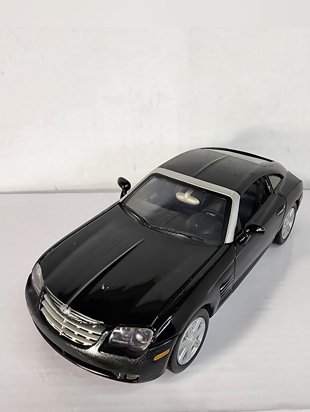 Motormax 1:24 2003 Chrysler Crossfire Black Diecast Model Car